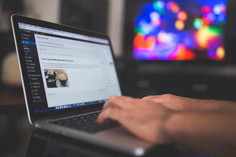 Imagem: Pessoa digitando nonotebook, escrevendo no wordpress - Criar um Site Profissional